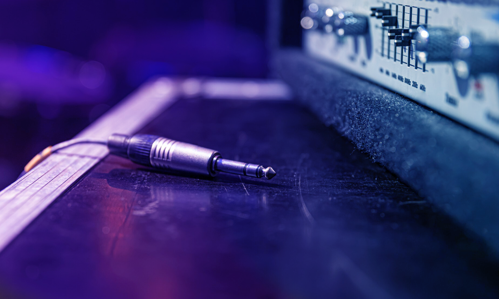 photo d'une prise jack devant un amplificateur